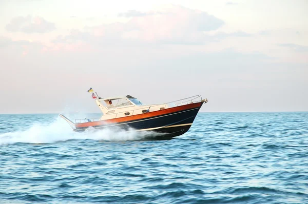 Моторная яхта — стоковое фото