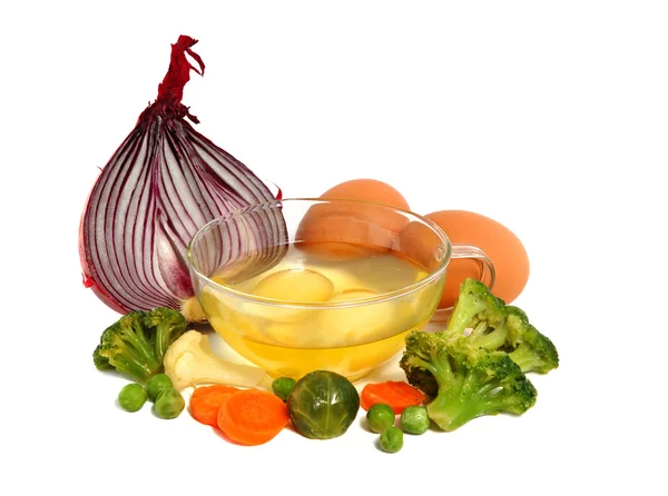 Ovos crus e produtos hortícolas diferentes — Fotografia de Stock