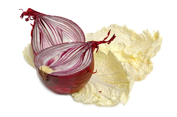 Китайский салат и испанский красный лук — стоковое фото