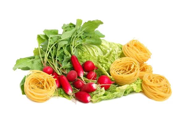 Ongekookt macaroni, radijs en chinese le — Stockfoto