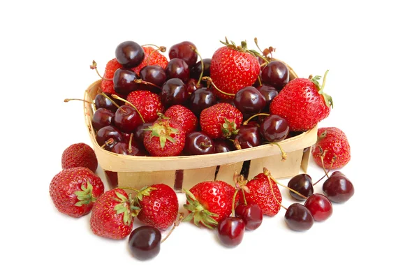 Fresas y cerezas en una canasta —  Fotos de Stock