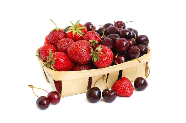 Fragole e ciliegie in un cesto — Foto Stock