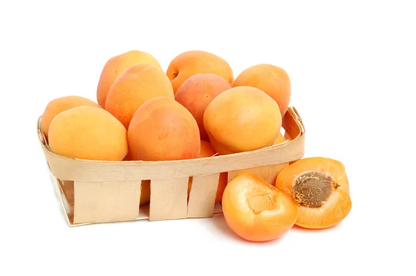 Abricots dans un panier — Photo