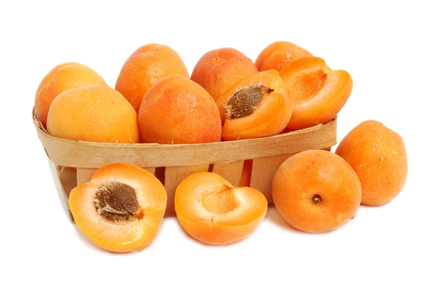 Abricots dans un panier — Photo