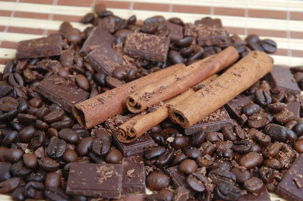 Kávová zrna s skořicí a čokoládou — Stock fotografie