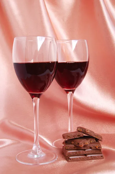 Dos copas con vino tinto —  Fotos de Stock