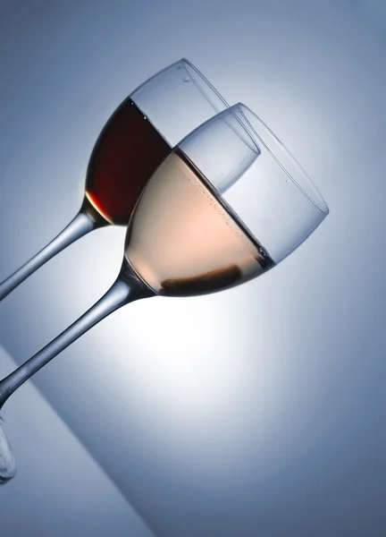 Two glasses. Red and pink wine — Stock Photo, Image