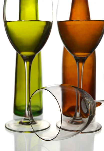 Weinflaschen und Gläser — Stockfoto