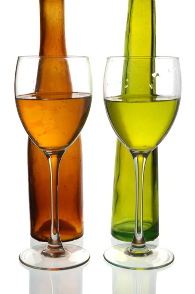Garrafas de vinho e copos — Fotografia de Stock