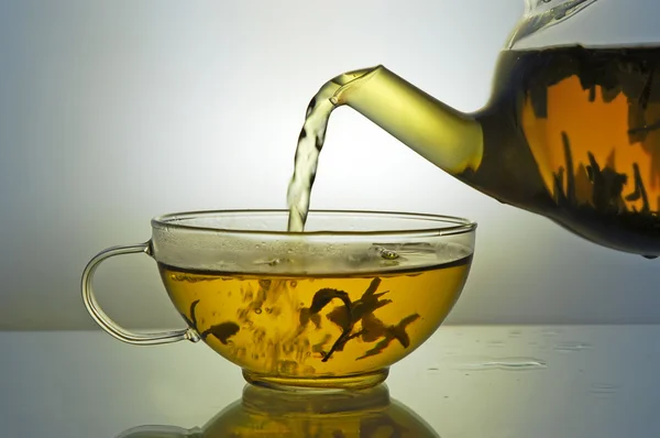 Bule de vidro e copo de chá — Fotografia de Stock