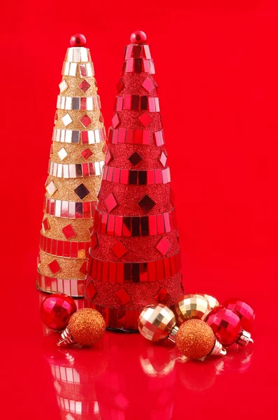 Рождественские елки и стеклянные шарики — стоковое фото