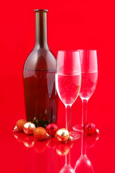 Julbollar och champagne — Stockfoto