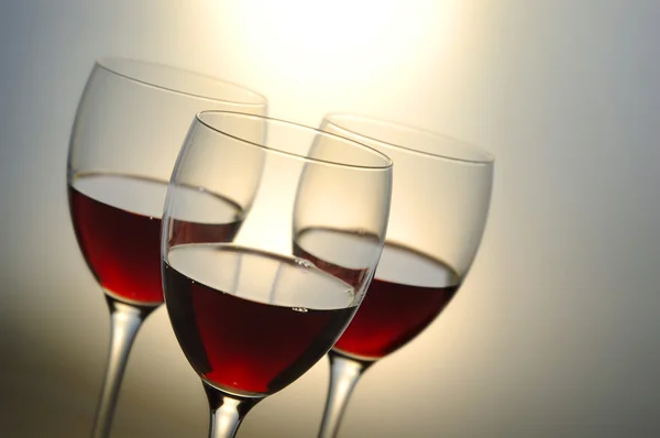 Trzy kieliszki z czerwonym winem — Zdjęcie stockowe
