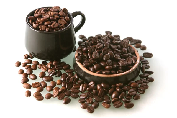 Granos de café en una taza —  Fotos de Stock