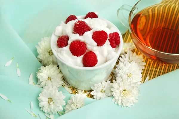 Raspberrys con crema batida blanca — Foto de Stock