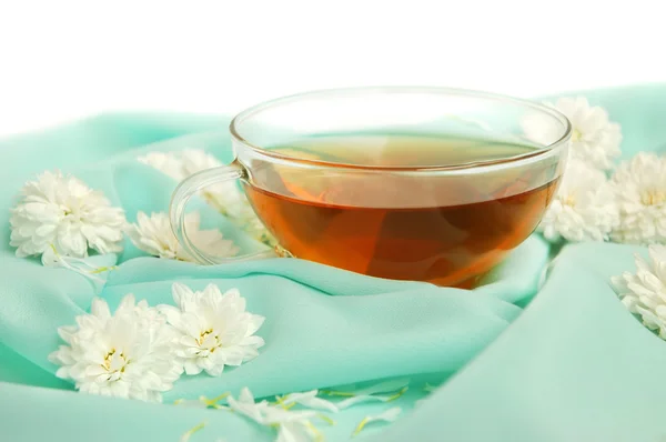 Szklana filiżanka herbaty i kwiaty — Zdjęcie stockowe
