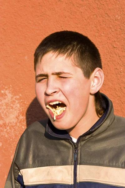 Chico comer patatas — Foto de Stock
