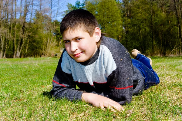 Kerl liegt auf dem Rasen — Stockfoto