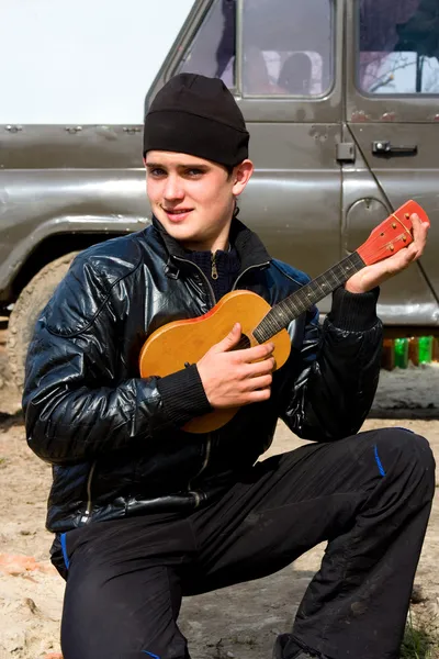 Killen med gitarren — Stockfoto