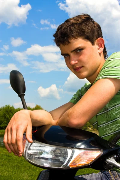 Adam scooter üzerinde — Stok fotoğraf