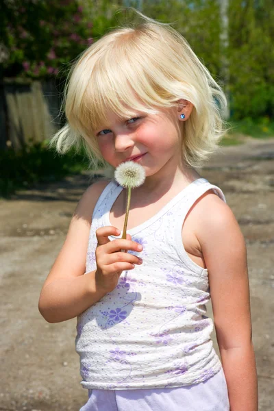 Маленькая девочка с одуванчиком — стоковое фото