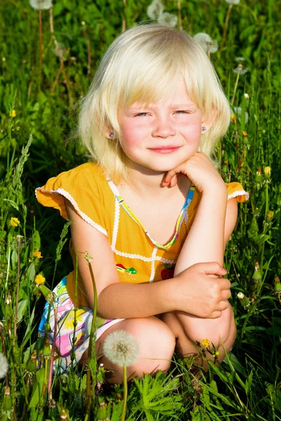 Gadis di rumput — Stok Foto