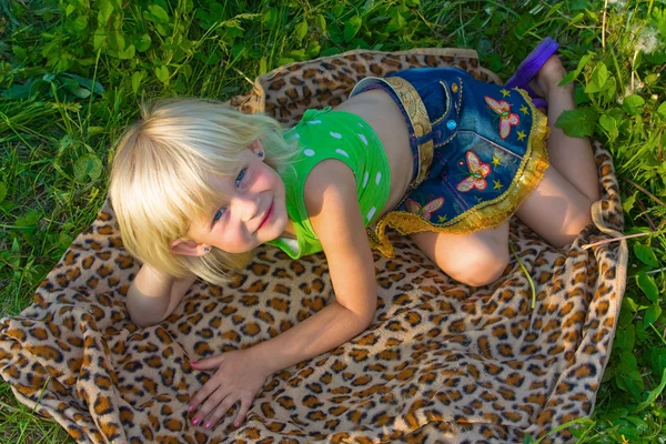 Девушка на ковре — стоковое фото