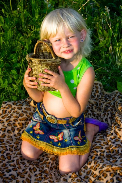 Chica con cesta — Foto de Stock