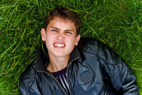 Хлопець в траві — стокове фото
