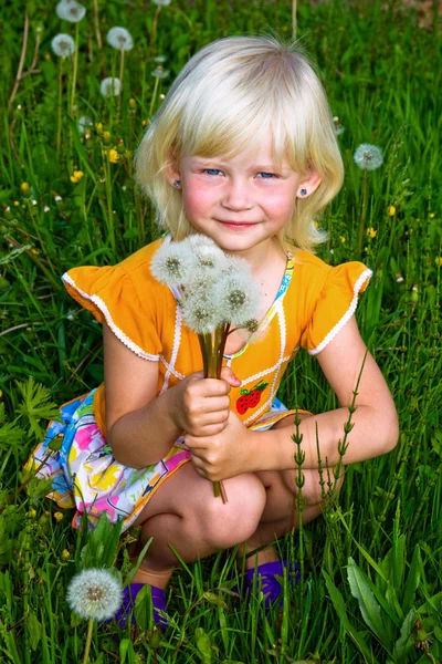 Gadis kecil dengan dandelion — Stok Foto
