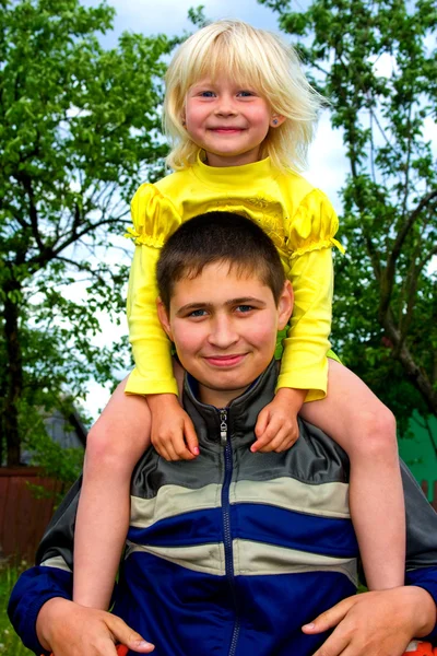 Junger Mann und kleines Mädchen — Stockfoto