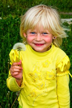 dandelions ile küçük kız