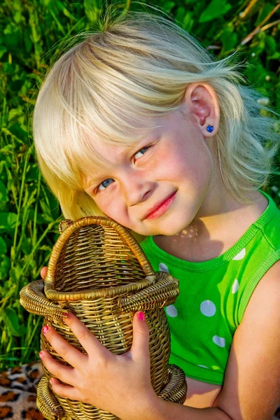 Kleines Mädchen mit Korb — Stockfoto