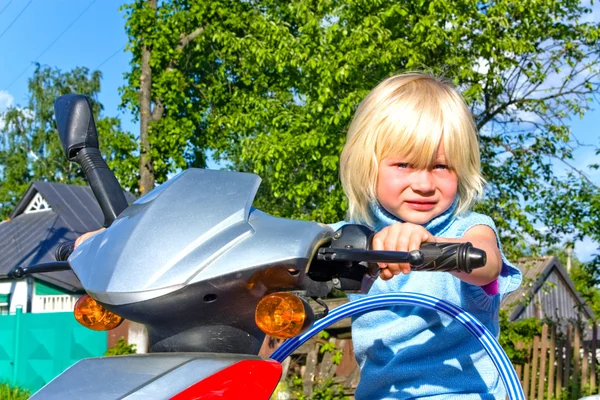 Motosikletli küçük kız. — Stok fotoğraf