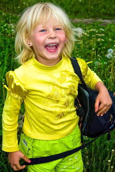 Kleines Mädchen mit Tasche — Stockfoto