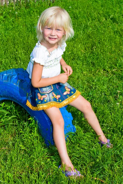 Маленькая девочка на колесах — стоковое фото