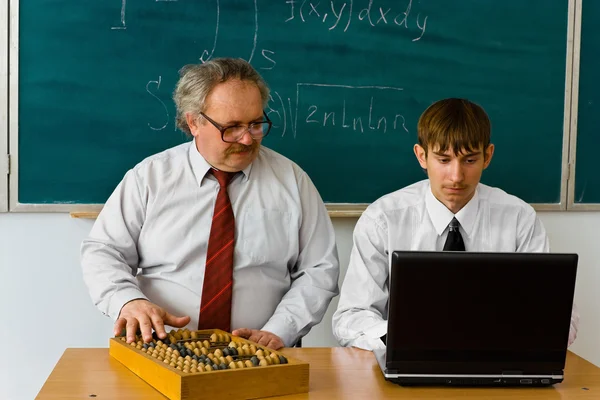 Abacus gegen Laptop — Stockfoto