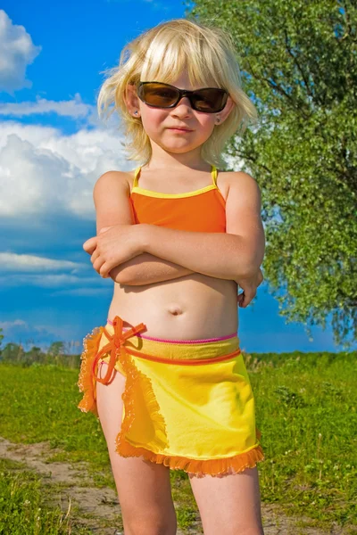Klein meisje in zonnebril — Stockfoto
