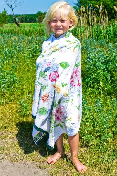 Den lilla flickan insvept i handduk — Stockfoto