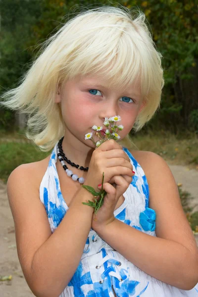 Gadis kecil dengan bunga — Stok Foto