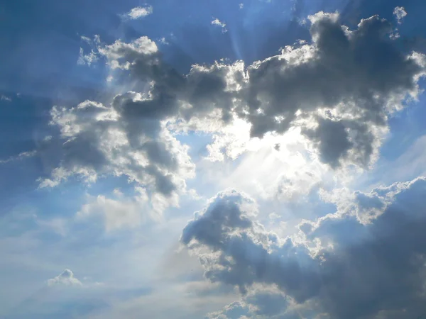 Sol bakom molnen — Stockfoto