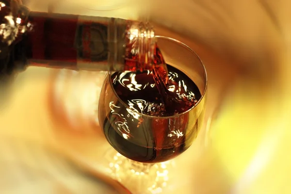Filling wine glass — Stock Photo, Image