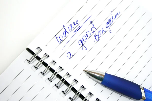 Блакитна ручка і нотатка — стокове фото