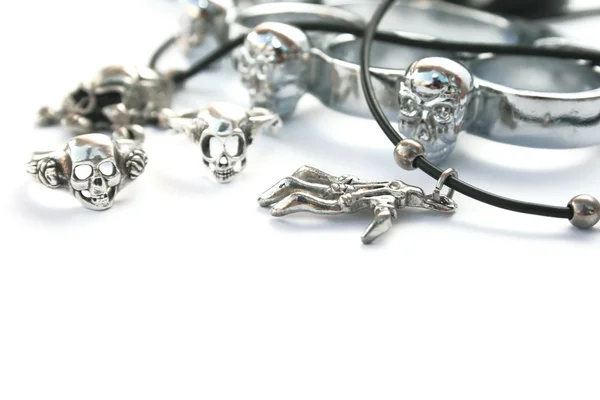 Mão de esqueleto, anéis de crânio, kastet — Fotografia de Stock