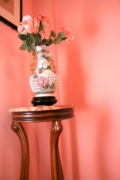 Vase and flowers — Stock Photo, Image