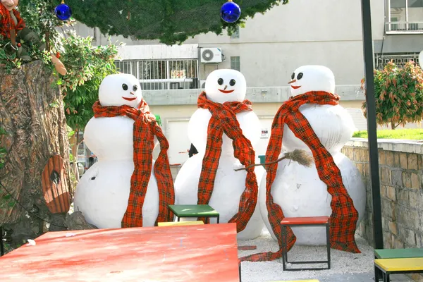 Três bonecos de neve — Fotografia de Stock