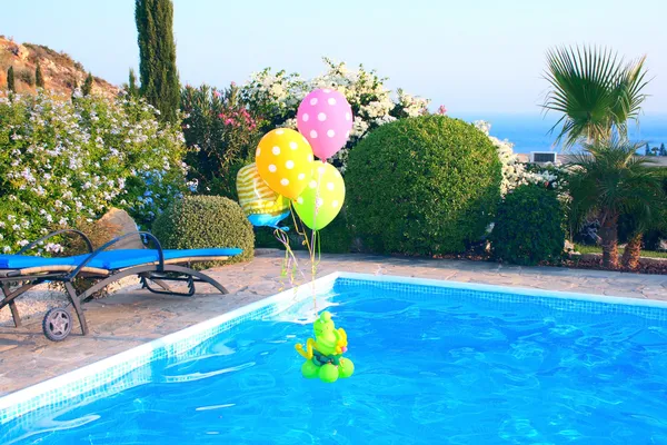Ballonnen op zwembad — Stockfoto