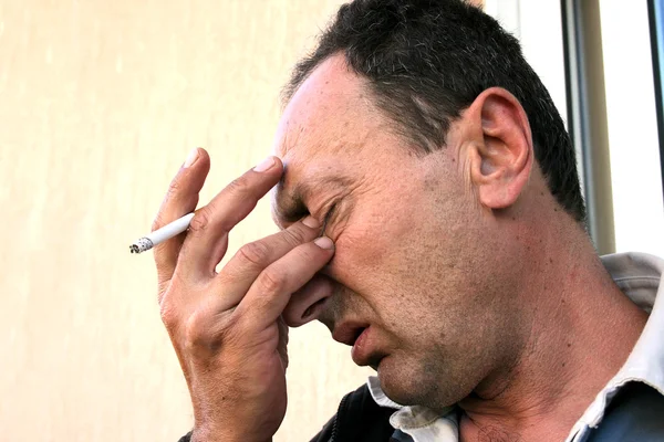 Плачущий мужчина с сигаретой — стоковое фото