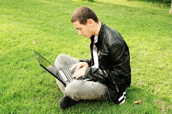 Student som använder bärbar dator — Stockfoto