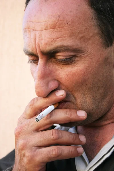 Курінням людиною — стокове фото